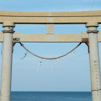千葉県一宮町の釣ヶ崎海岸に立つ白い鳥居の写真