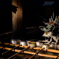 手水舎の龍神様と竹製の柄杓（千葉県一宮町）の写真