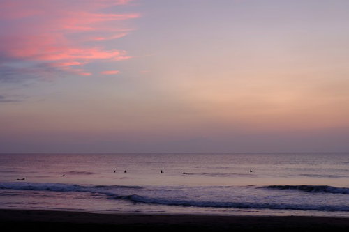 朝焼けに染まる千葉県一宮町の海岸線