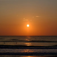 千葉県一宮海岸に次々と打ち寄せる波とサンライズの写真