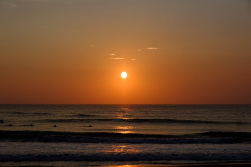 千葉県一宮海岸に次々と打ち寄せる波とサンライズ