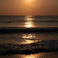 波打ち際まで反射するレイライン、朝日が躍動する千葉県一宮町の海岸の写真