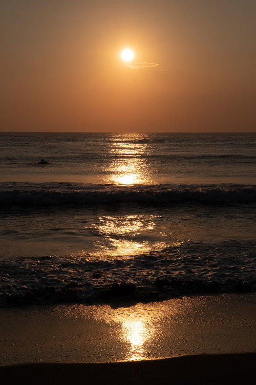 波打ち際まで反射するレイライン、朝日が躍動する千葉県一宮町の海岸