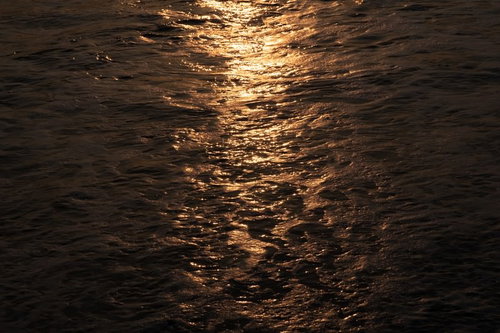 一宮海岸の夕日に照らされた波打ち際と海の表情（千葉県一宮町）