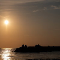 千葉県一宮町の一宮海岸で朝日に浮かぶ防波堤のシルエットの写真