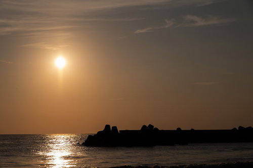 千葉県一宮町の一宮海岸で朝日に浮かぶ防波堤のシルエット