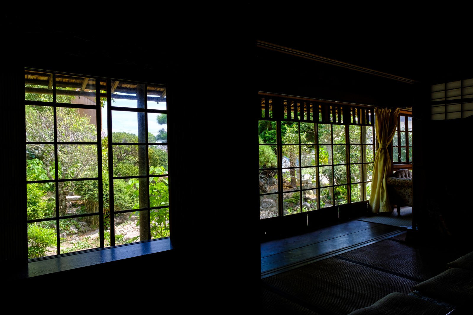 旧寿屋本家の縁側から見た緑豊かな庭園の風景