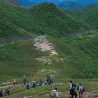 3000峰の北アルプスを望みながら歩く乗鞍新登山道の写真