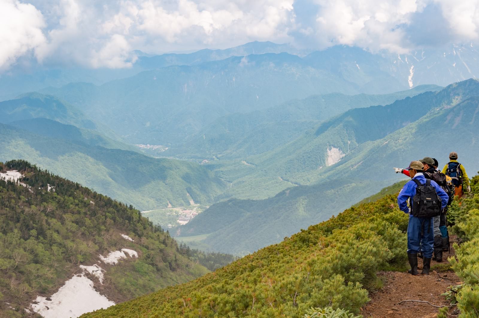 乗鞍新登山道から見える北アルプスと平湯温泉の谷