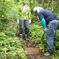 メーカー社員と地元と登山愛好家が共に行う乗鞍新登山道の整備作業の写真