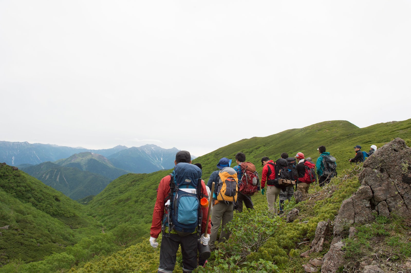西鎌尾根を一列で歩く登山者たち