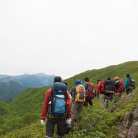 乗鞍新登山道から見る西鎌尾根を歩く登山者たちの写真