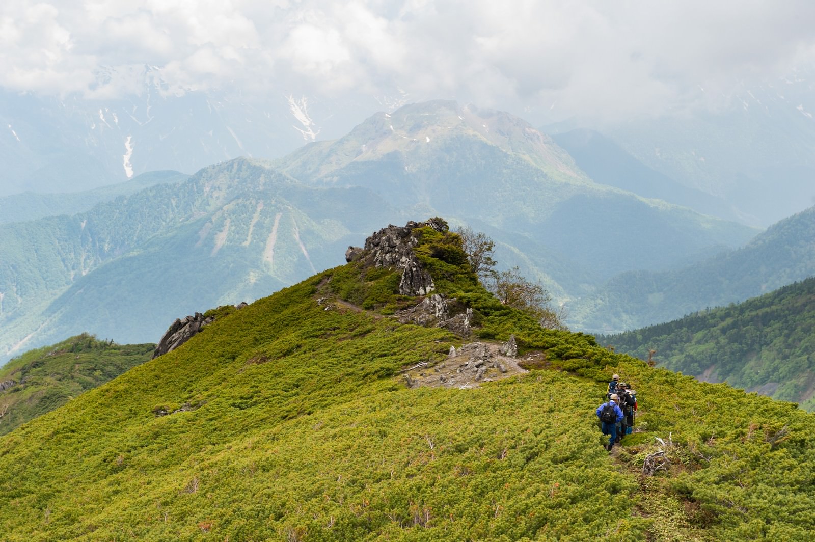 乗鞍新登山道から見た焼岳とガスの中を歩く登山者