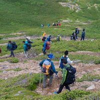 乗鞍新登山道の整備箇所へ向かう登山者たちの写真