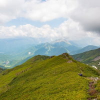 北アルプス・乗鞍新登山道の緑の稜線歩き・青空と雲の写真