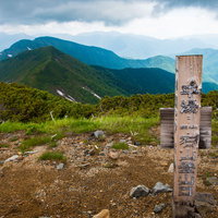 乗鞍新登山道・平湯温泉下山口に設置された木製の道標の写真