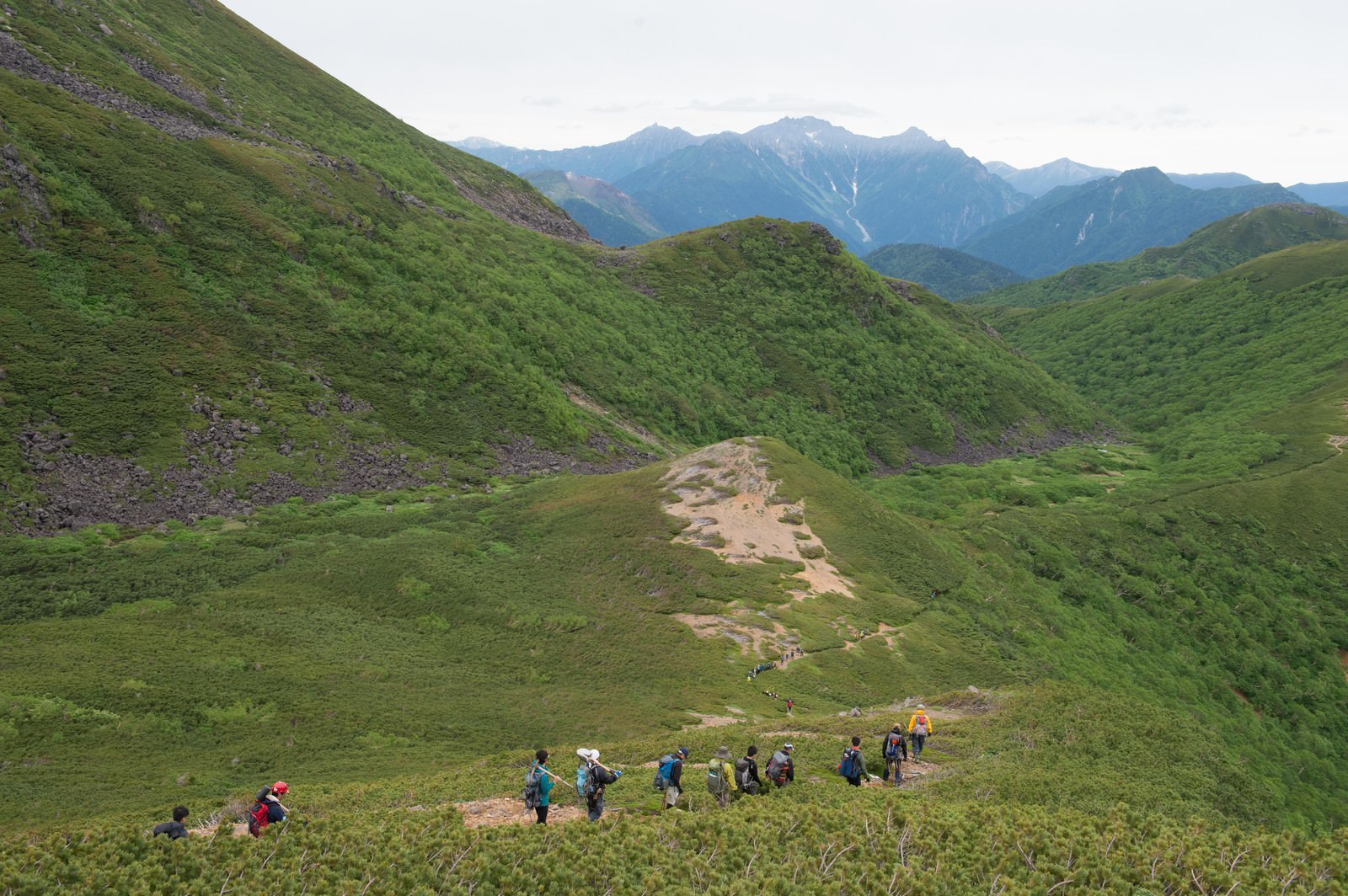 乗鞍新登山道を一列になって歩く登山者たち