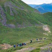 北アルプス乗鞍新登山道の整備に列をなす登山者たちの写真