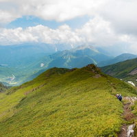 焼岳越しに北アルプスが望める乗鞍新登山道の稜線の写真