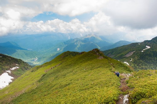 焼岳越しに北アルプスが望める乗鞍新登山道の稜線