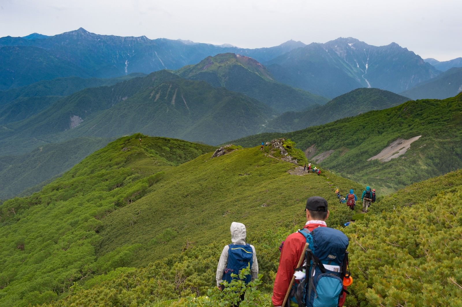 乗鞍新登山道の尾根を歩く登山者と笠ヶ岳