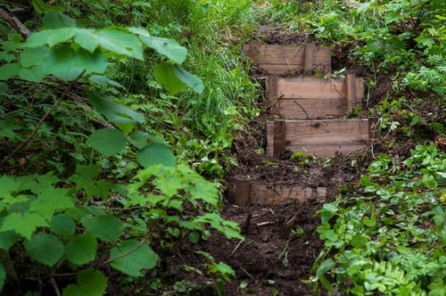 登山愛好家の協力で整備された乗鞍新登山道の木製階段