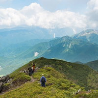 乗鞍新登山道の稜線から望む焼岳と平湯温泉の写真