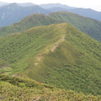 北アルプスの乗鞍新登山道を歩む登山者と稜線からの山並み眺望の写真