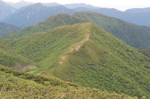 北アルプスの乗鞍新登山道を歩む登山者と稜線からの山並み眺望