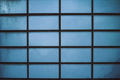 目地が黒いタイル張りのテクスチャー