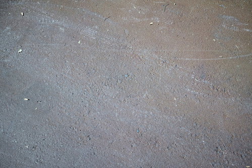 引きずった後の残るアスファルト舗装面のテクスチャー
