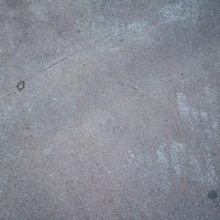 うっすらとアスファルトに残るタイヤ跡のテクスチャーの写真