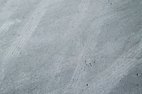 コンクリート路面に何重にも残るタイヤ跡のテクスチャー