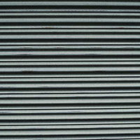 擦れた部分に錆が浮き始める波板のテクスチャーの写真