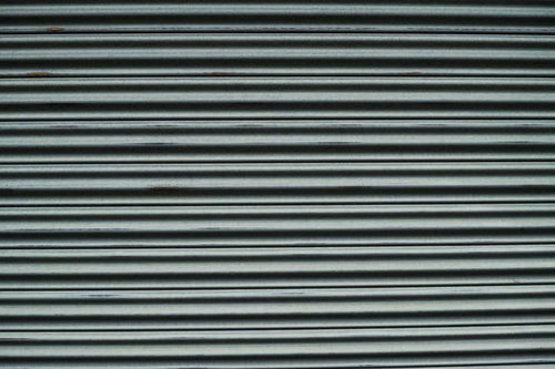 擦れた部分に錆が浮き始める波板のテクスチャー