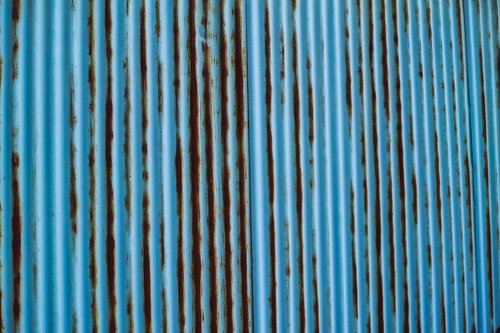 溝に錆が浮く波板のテクスチャー