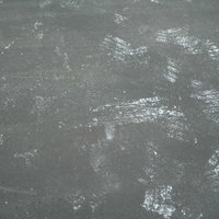 コンクリート地面に付いた足跡とタイヤ跡のテクスチャーの写真