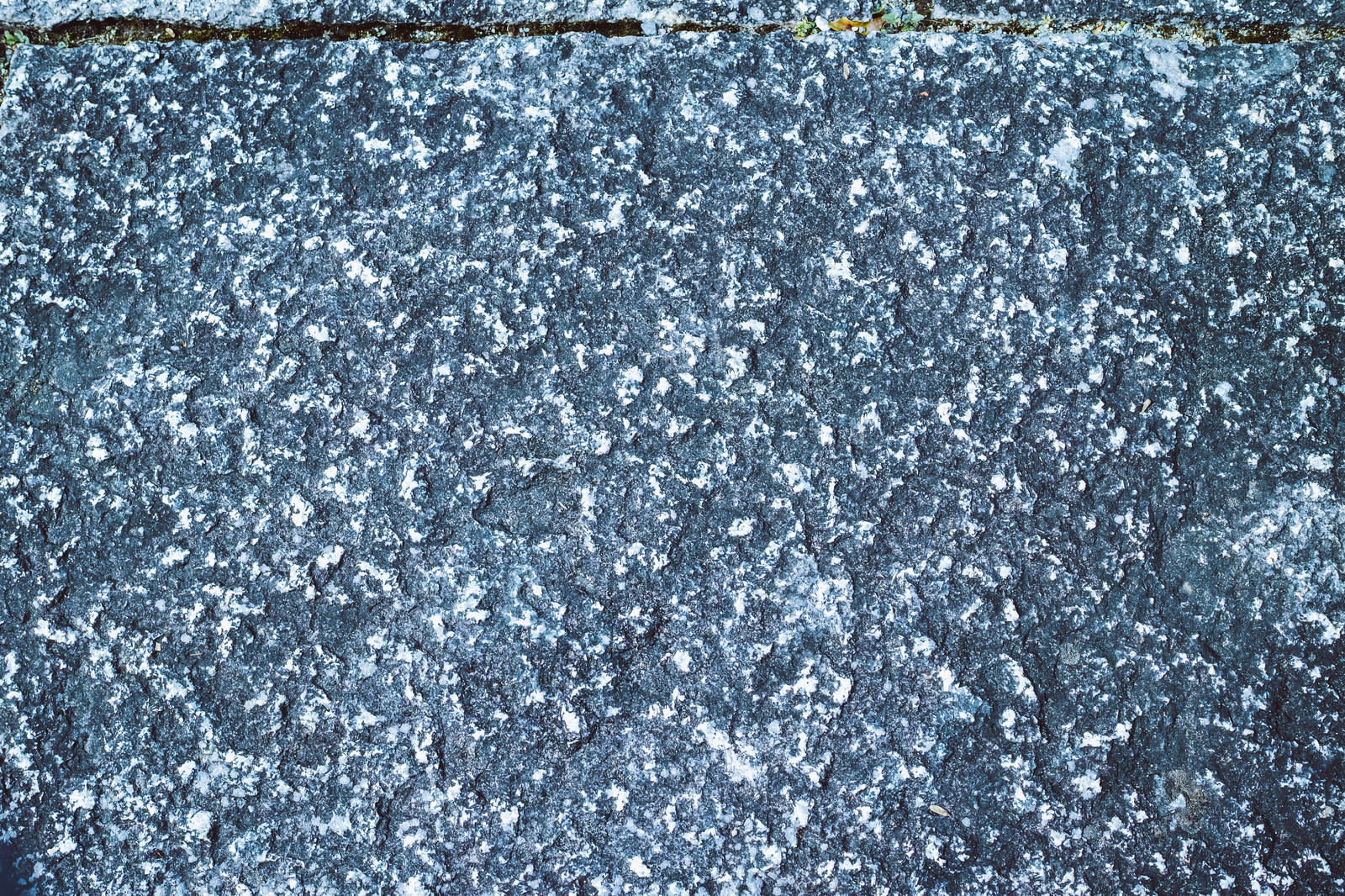 グレーの大きめな石タイルが敷き詰められたテクスチャー表面