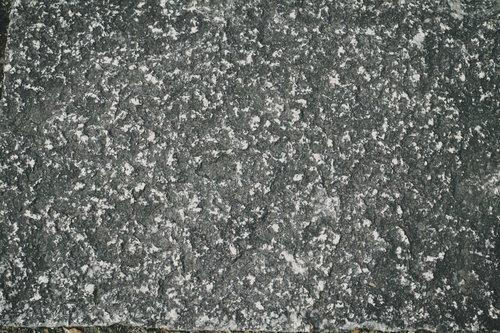 表面が擦れた大きな石タイルのテクスチャー