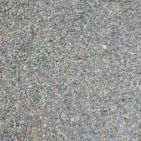 細かい小石がびっしりと敷き詰められたグレーの地面の写真