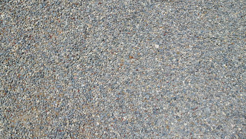 細かい小石がびっしりと敷き詰められたグレーの地面