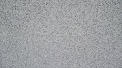 ぶつぶつした細かな突起のあるコンクリート壁の表面