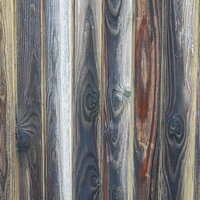 カラフルな木目のテクスチャー、縦に並ぶ色とりどりの塗装板の写真