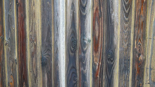 カラフルな木目のテクスチャー、縦に並ぶ色とりどりの塗装板