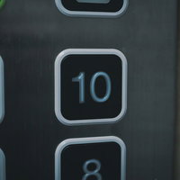 エレベーターの10階の押ボタン｜操作パネルの数字表示の写真