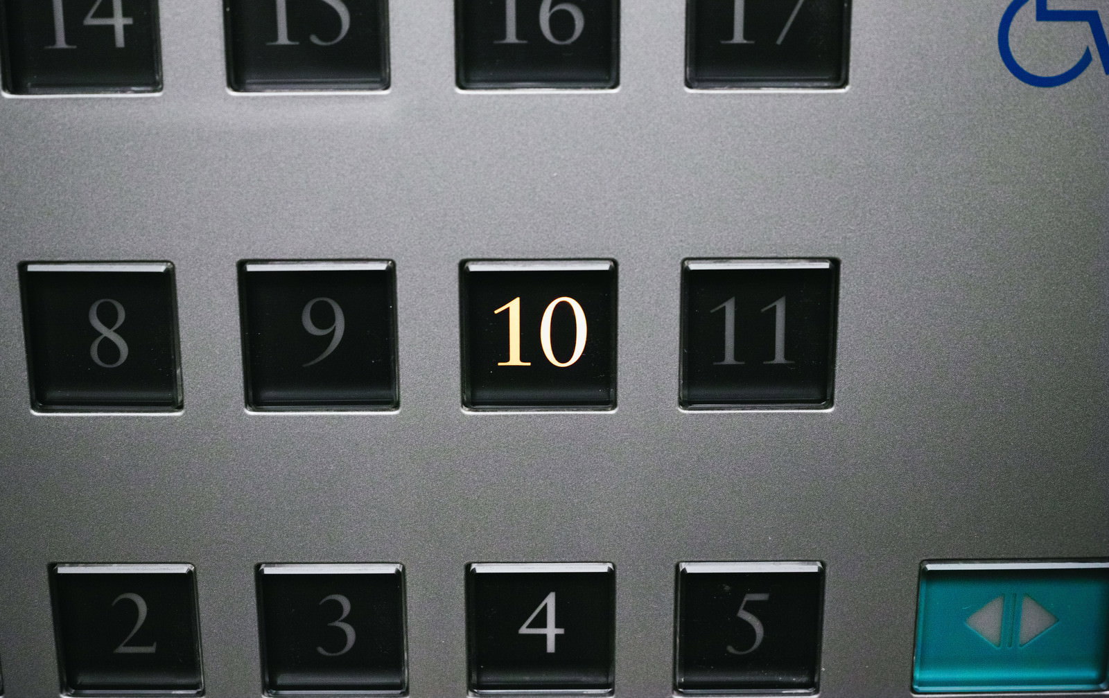エレベーター内の階数ボタンパネル、10階が青く光っている