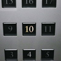 エレベーターで10階へ行く押ボタン操作パネルの写真