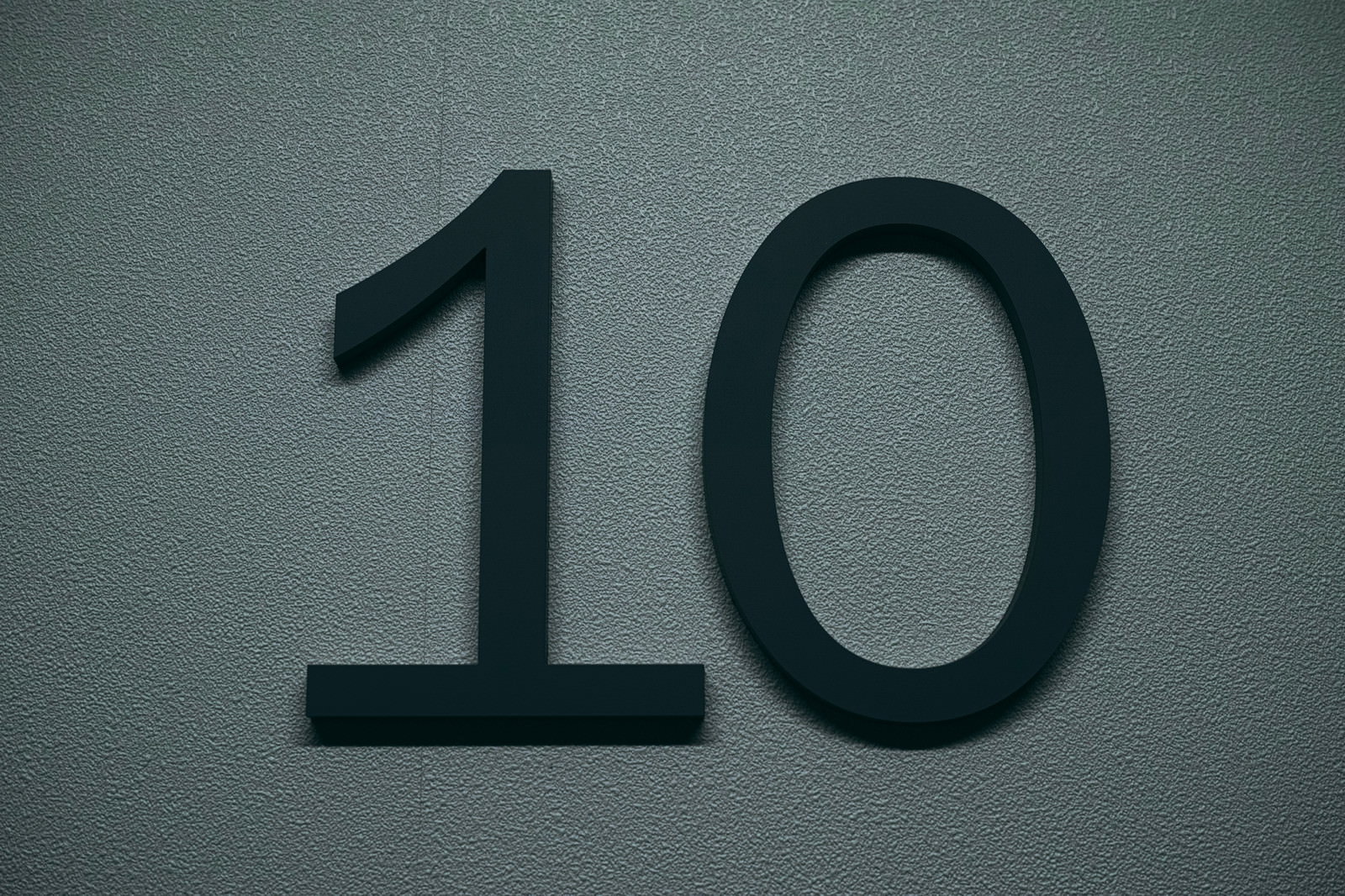 グレーの壁面に黒い文字で「10」と表記された数字