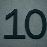 グレーの壁に表示された黒い「10」の階層表示案内の写真