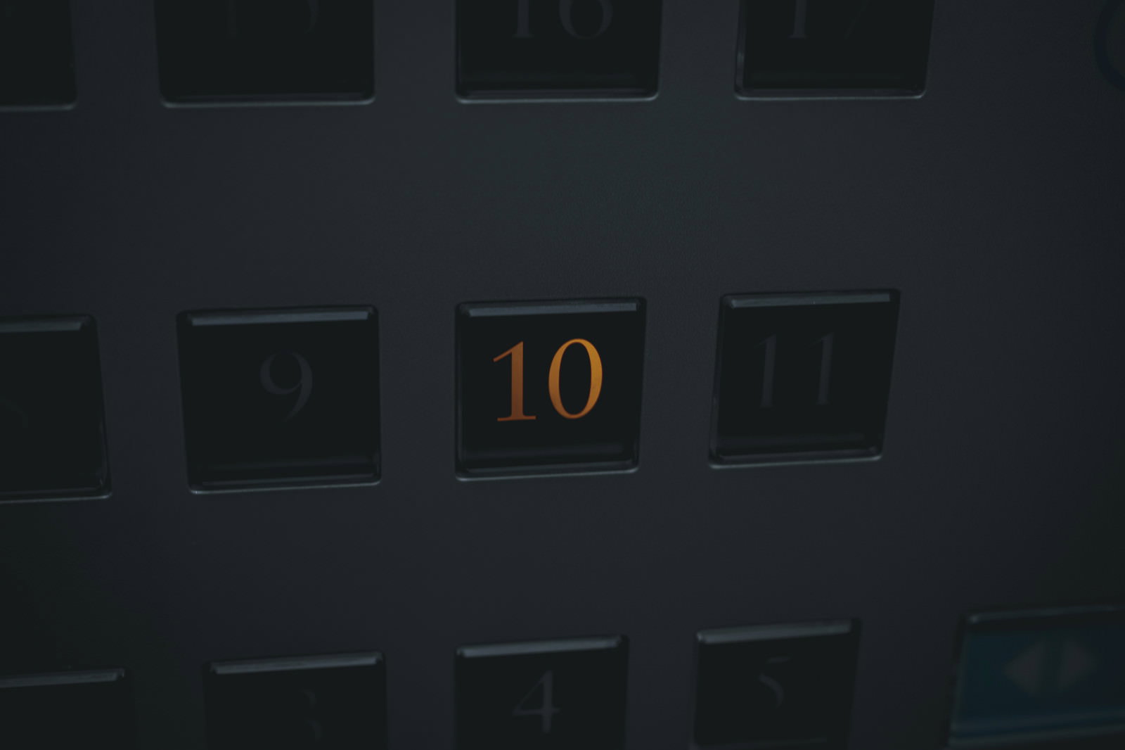 エレベーター操作パネルで10階ボタンが点灯